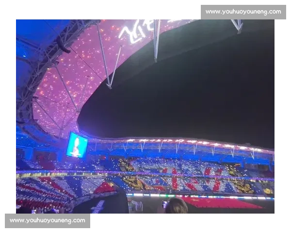 上海德比战前双响炮：神秘嘉宾献唱国歌，八万人球场将现史诗级 TIFO