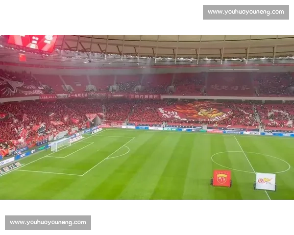 上海德比战前双响炮：神秘嘉宾献唱国歌，八万人球场将现史诗级 TIFO